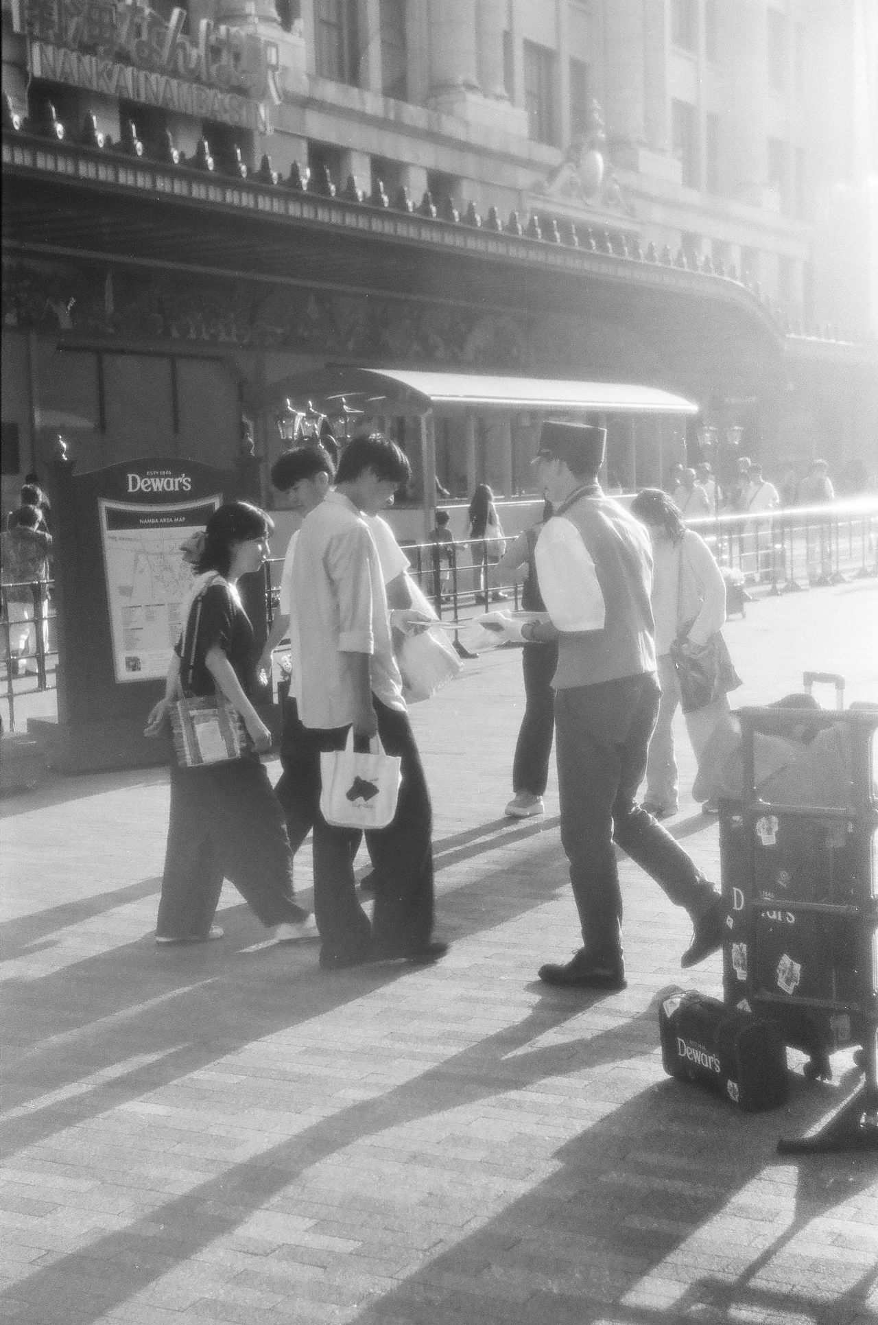 街角を行き交う人々
