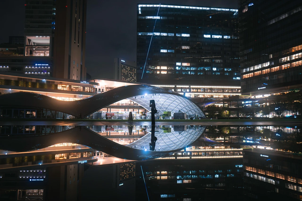 大阪駅前の夜景と水面に映る建築物